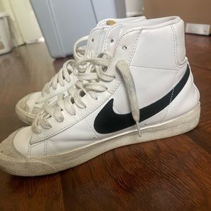 Nike Blazers Mid 77’ ( 8.5)